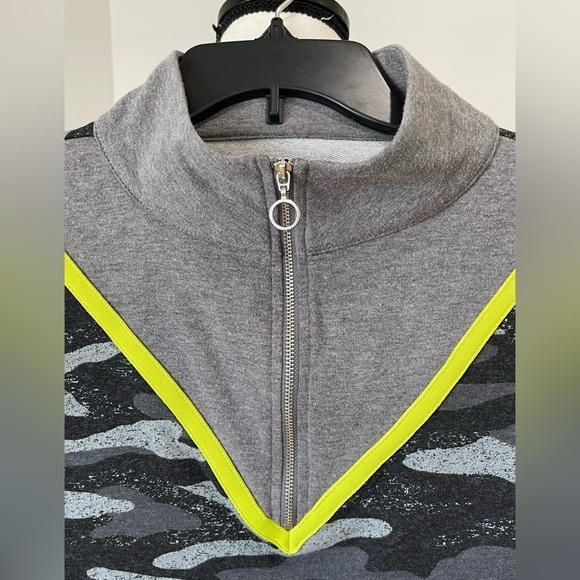 Flirtitude Active top in a size small - Picture 7 of 12